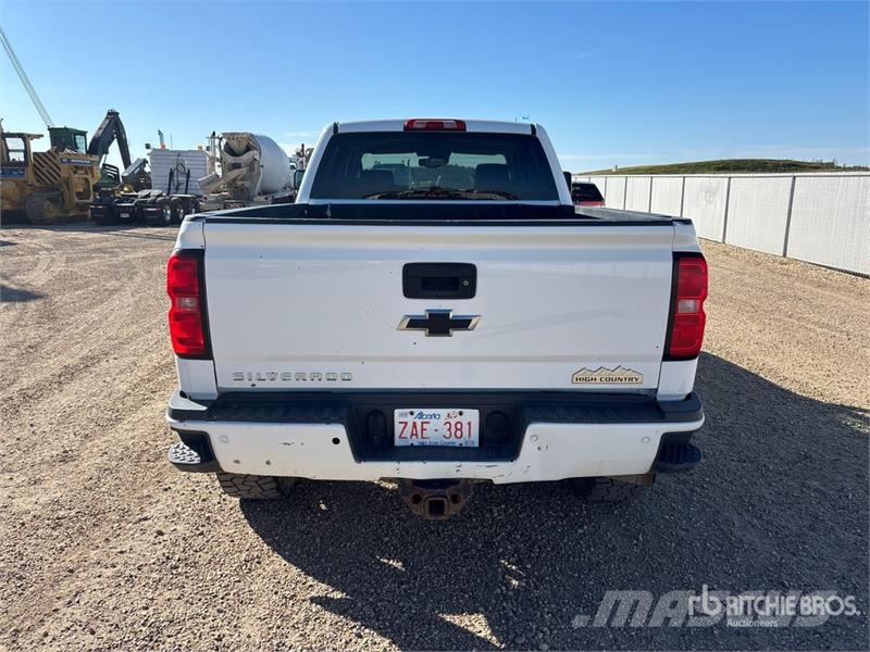 Chevrolet Silverado 2500 High Country 4x4 Crew Cab Pickup أخرى