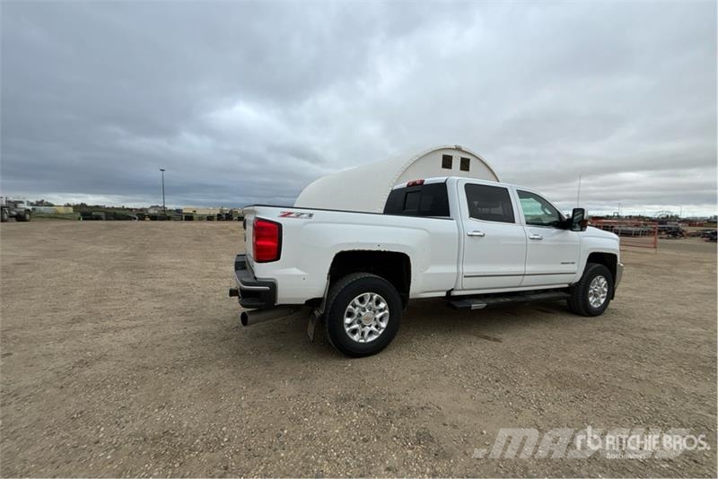 Chevrolet Silverado 2500HD LTZ 4x4 Crew Cab Pickup Andre varebiler