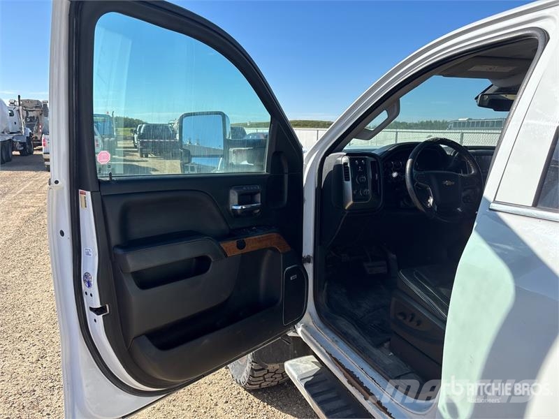 Chevrolet Silverado 2500 High Country 4x4 Crew Cab Pickup أخرى