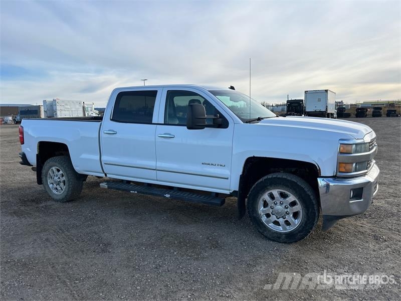 Chevrolet Silverado 2500HD LTZ 4x4 Crew Cab Pickup Andre varebiler