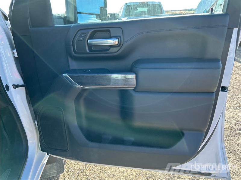 Chevrolet Silverado 2500HD LTZ 4x4 Crew Cab Pickup Egyéb