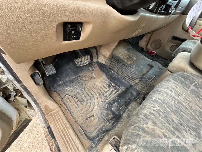 Chevrolet Silverado 2500HD 平板式/側卸式卡車