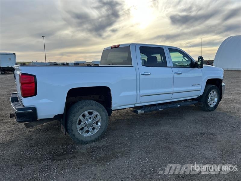 Chevrolet Silverado 2500HD LTZ 4x4 Crew Cab Pickup Andre varebiler
