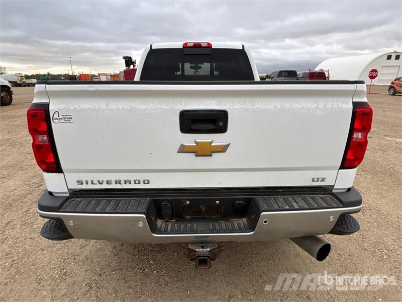 Chevrolet Silverado 2500HD LTZ 4x4 Crew Cab Pickup Andre varebiler