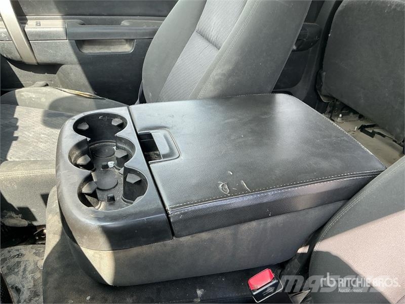 Chevrolet Silverado 2500HD 4x4 Extended Cab Cab and Chassis 캐빈 및 인테리어