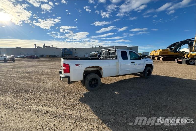 Chevrolet Silverado 2500 LT 4x4 Extended Cab Pickup أخرى