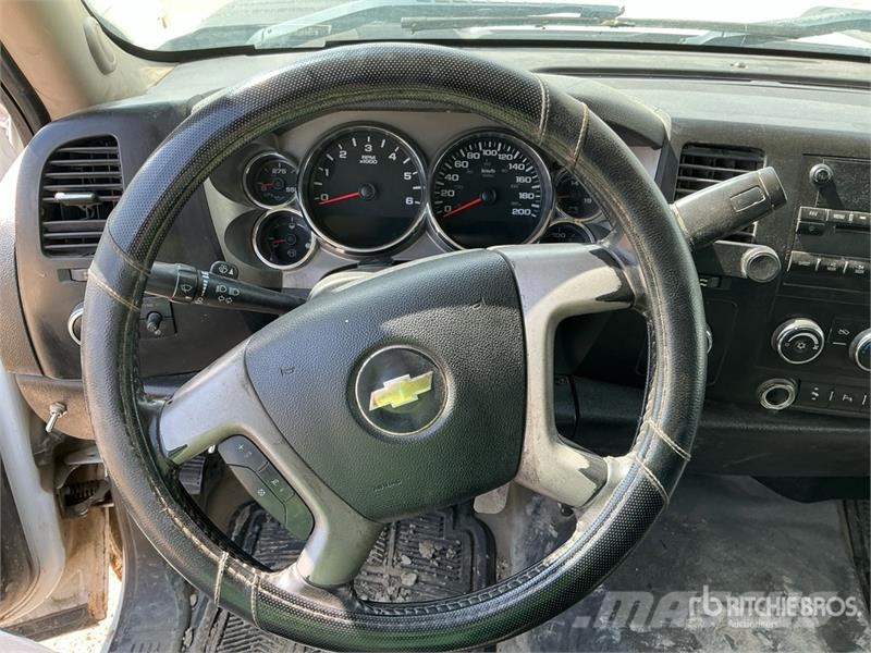 Chevrolet Silverado 2500HD 4x4 Extended Cab Cab and Chassis 캐빈 및 인테리어