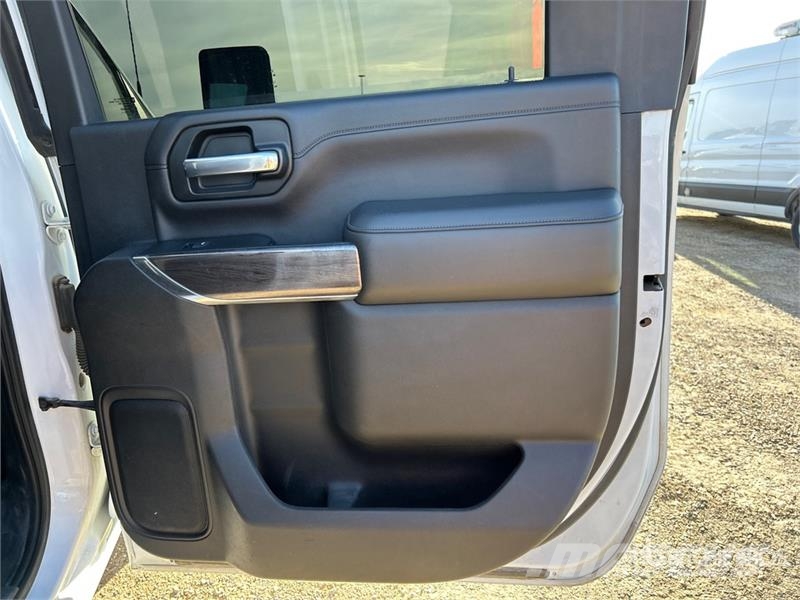 Chevrolet Silverado 2500HD LTZ 4x4 Crew Cab Pickup Egyéb