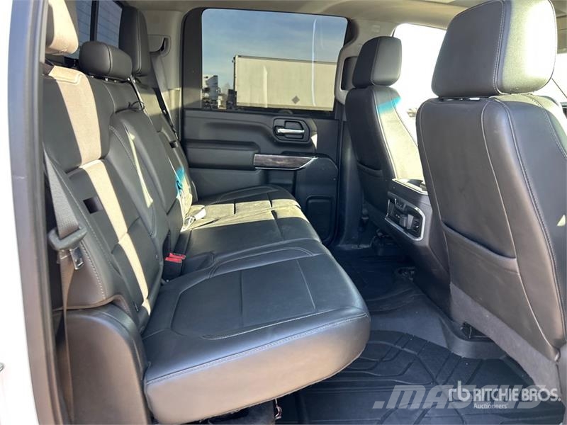 Chevrolet Silverado 2500HD LTZ 4x4 Crew Cab Pickup Egyéb