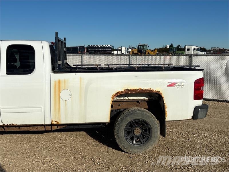 Chevrolet Silverado 2500 LT 4x4 Extended Cab Pickup أخرى