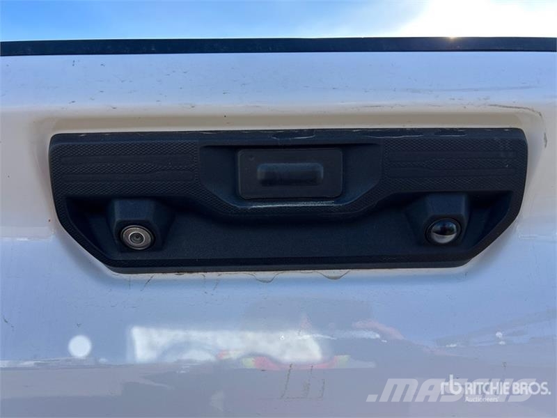 Chevrolet Silverado 2500HD LTZ 4x4 Crew Cab Pickup Egyéb