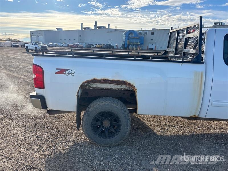 Chevrolet Silverado 2500 LT 4x4 Extended Cab Pickup أخرى