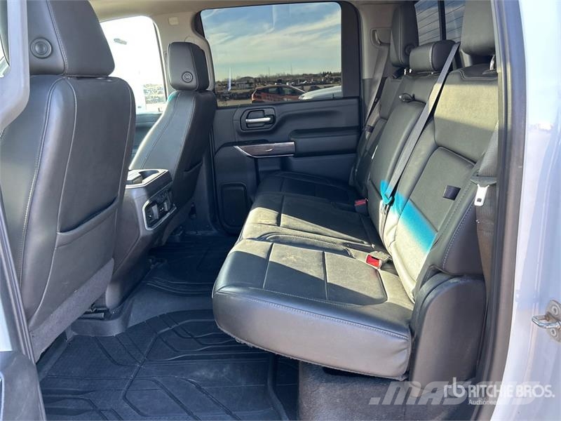 Chevrolet Silverado 2500HD LTZ 4x4 Crew Cab Pickup Egyéb
