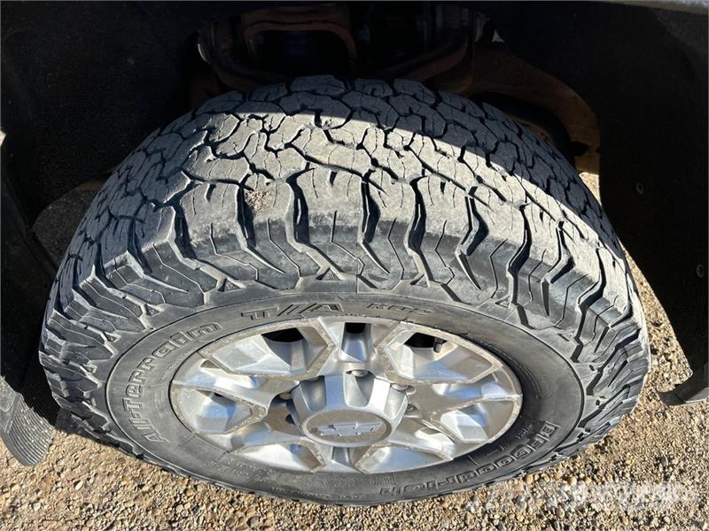 Chevrolet Silverado 2500HD LTZ 4x4 Crew Cab Pickup Egyéb