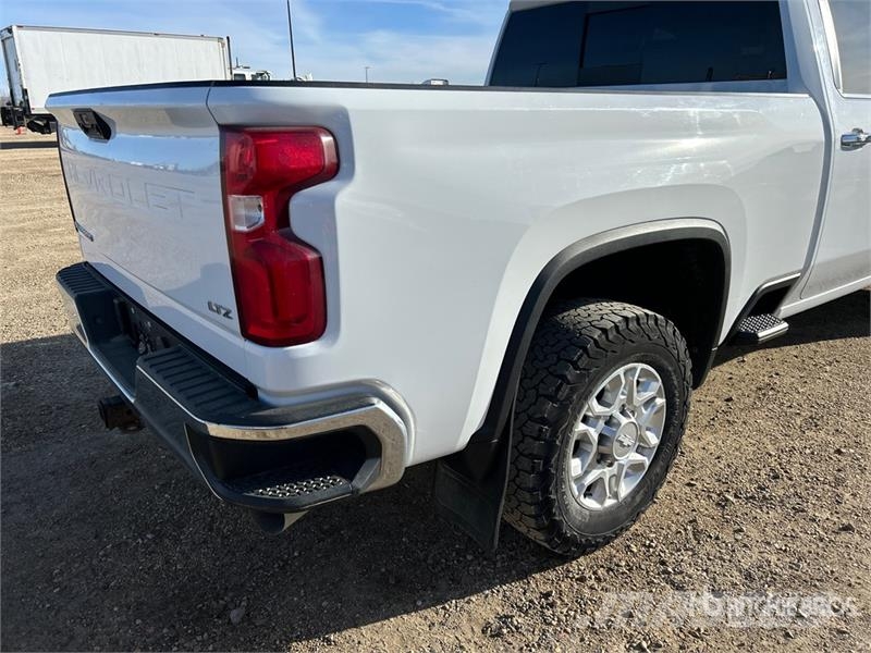 Chevrolet Silverado 2500HD LTZ 4x4 Crew Cab Pickup Egyéb