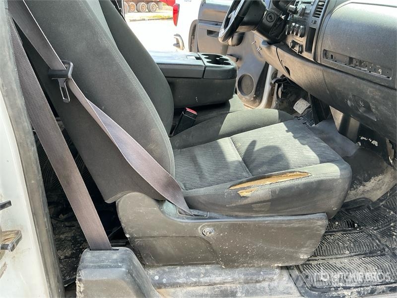 Chevrolet Silverado 2500HD 4x4 Extended Cab Cab and Chassis 캐빈 및 인테리어