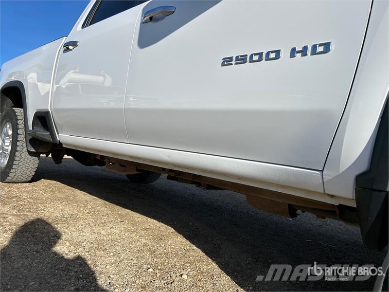 Chevrolet Silverado 2500HD LTZ 4x4 Crew Cab Pickup Egyéb