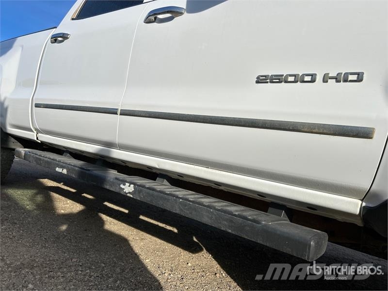 Chevrolet Silverado 2500HD LTZ 4x4 Crew Cab Pickup Andre varebiler