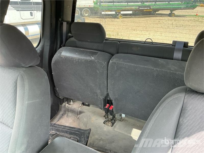 Chevrolet Silverado 2500HD 4x4 Extended Cab Cab and Chassis 캐빈 및 인테리어