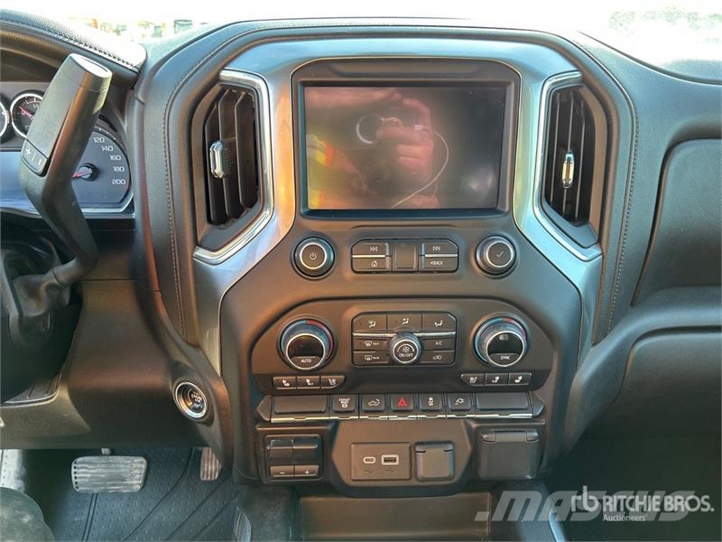 Chevrolet Silverado 2500HD LTZ 4x4 Crew Cab Pickup Egyéb