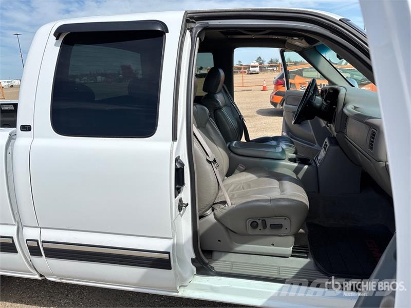 Chevrolet Silverado 2500 LT 4x2 Extended Cab Pickup Kita