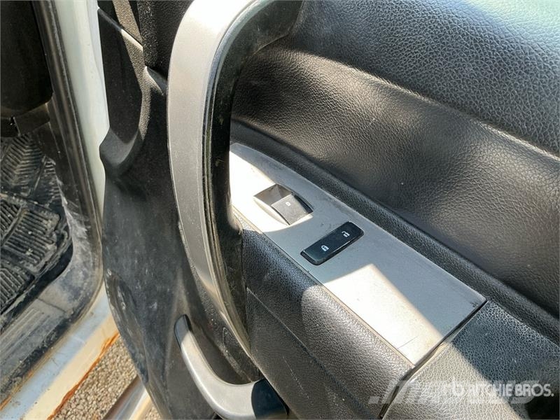 Chevrolet Silverado 2500HD 4x4 Extended Cab Cab and Chassis 캐빈 및 인테리어