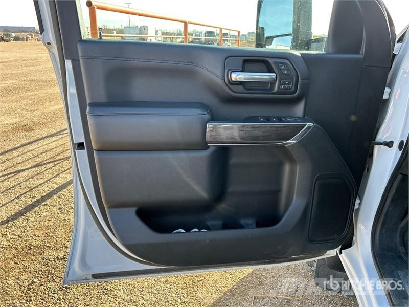 Chevrolet Silverado 2500HD LTZ 4x4 Crew Cab Pickup Egyéb