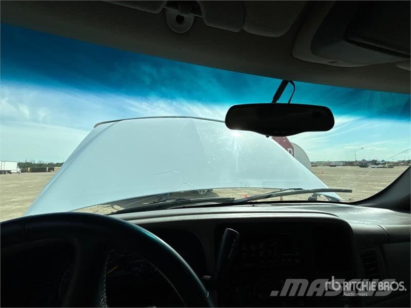 Chevrolet Silverado 2500 LT 4x2 Extended Cab Pickup Kita