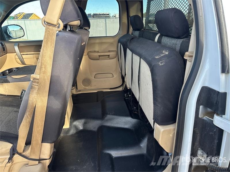 Chevrolet Silverado 2500 LT 4x4 Extended Cab Pickup أخرى