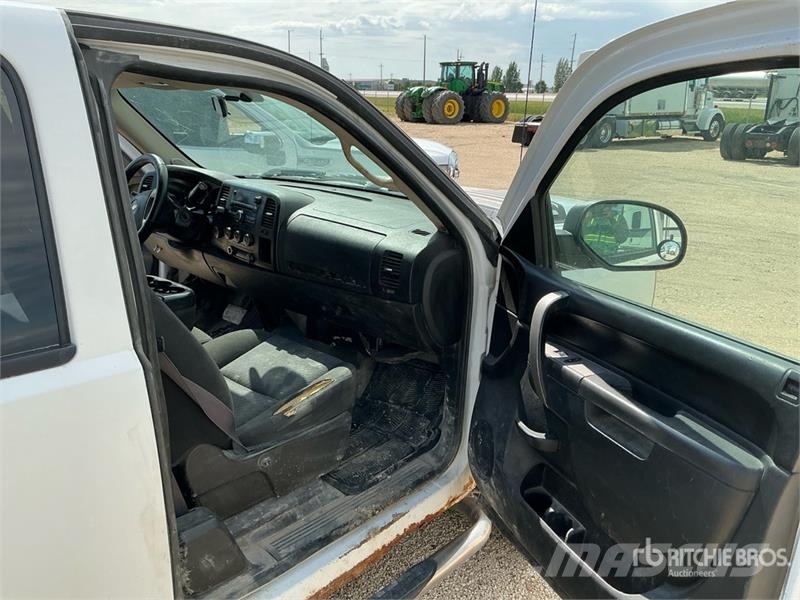 Chevrolet Silverado 2500HD 4x4 Extended Cab Cab and Chassis 캐빈 및 인테리어