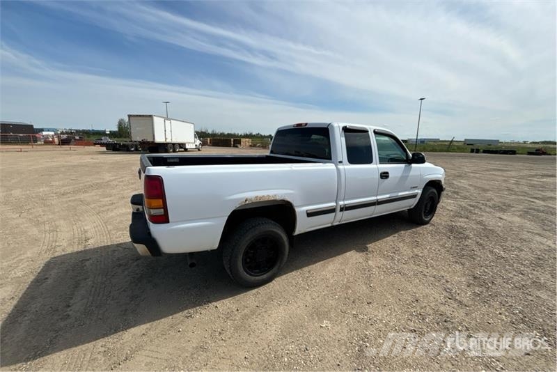 Chevrolet Silverado 2500 LT 4x2 Extended Cab Pickup Kita