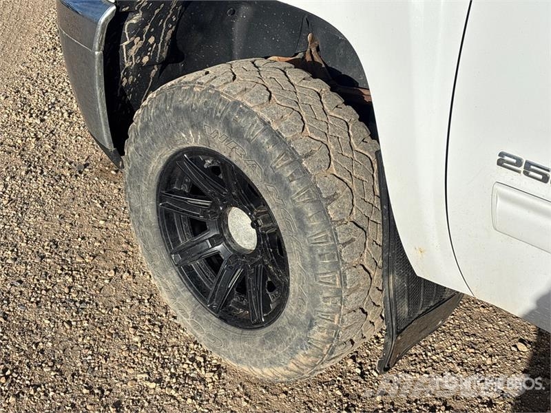 Chevrolet Silverado 2500 LT 4x4 Extended Cab Pickup أخرى