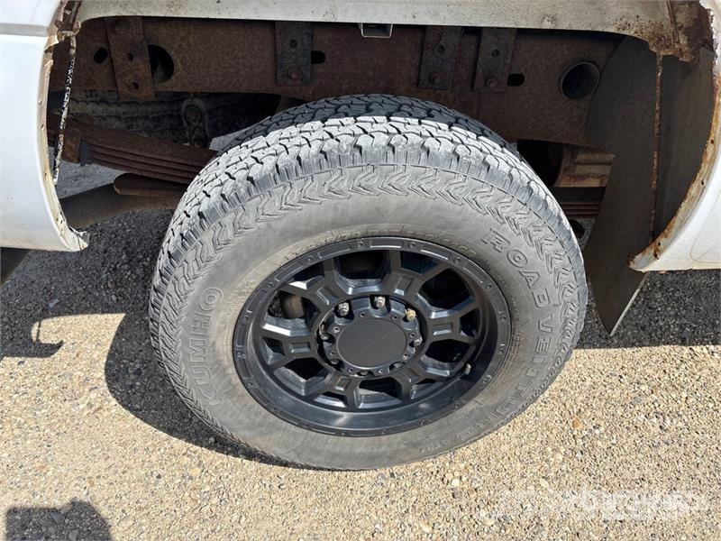 Chevrolet Silverado 2500 LT 4x2 Extended Cab Pickup Kita