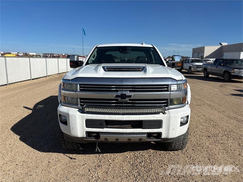 Chevrolet Silverado 2500 High Country 4x4 Crew Cab Pickup أخرى