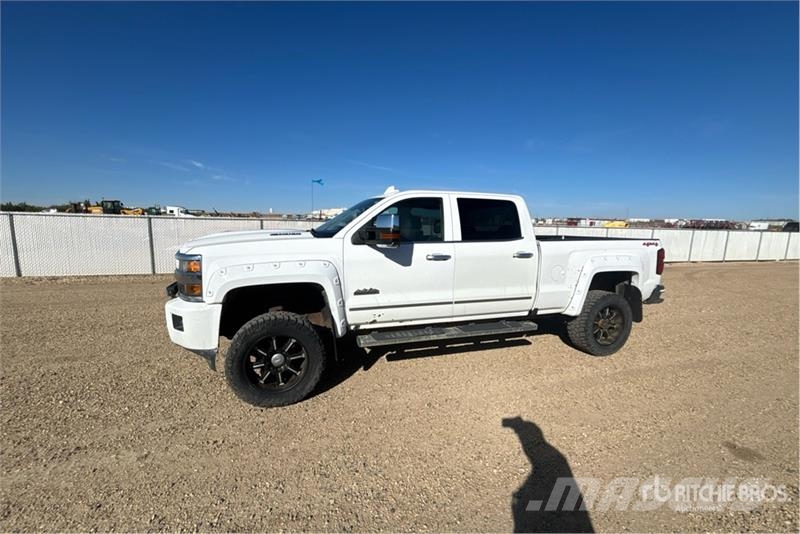 Chevrolet Silverado 2500 High Country 4x4 Crew Cab Pickup أخرى