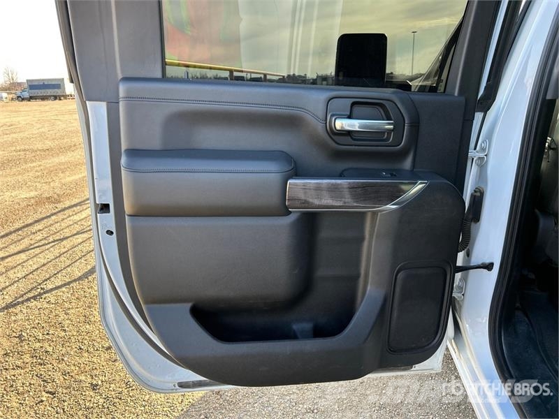 Chevrolet Silverado 2500HD LTZ 4x4 Crew Cab Pickup Egyéb