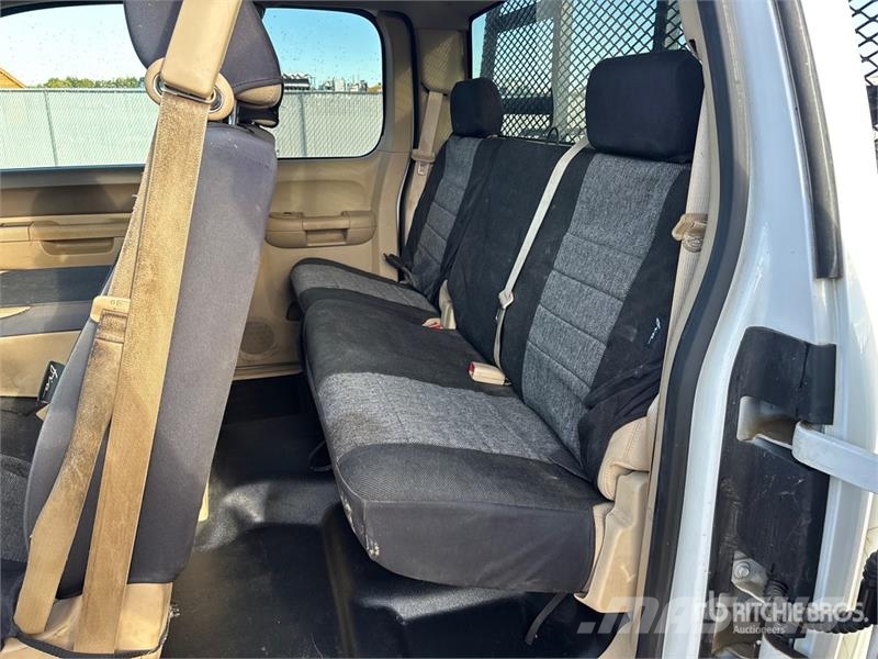 Chevrolet Silverado 2500 LT 4x4 Extended Cab Pickup أخرى