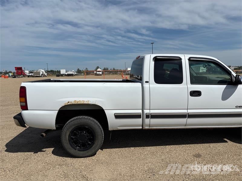 Chevrolet Silverado 2500 LT 4x2 Extended Cab Pickup Kita