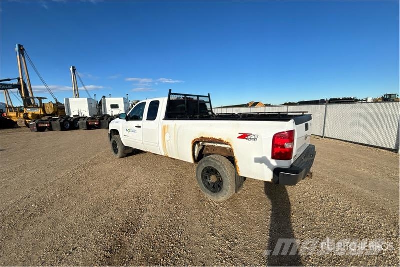 Chevrolet Silverado 2500 LT 4x4 Extended Cab Pickup أخرى