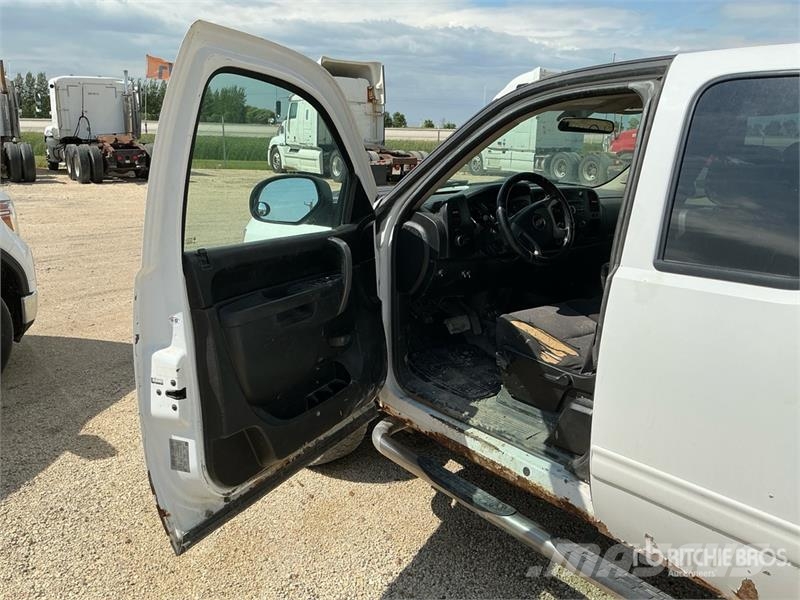 Chevrolet Silverado 2500HD 4x4 Extended Cab Cab and Chassis 캐빈 및 인테리어