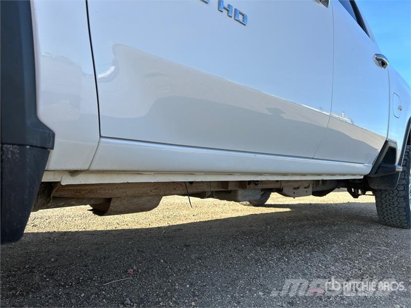 Chevrolet Silverado 2500HD LTZ 4x4 Crew Cab Pickup Egyéb