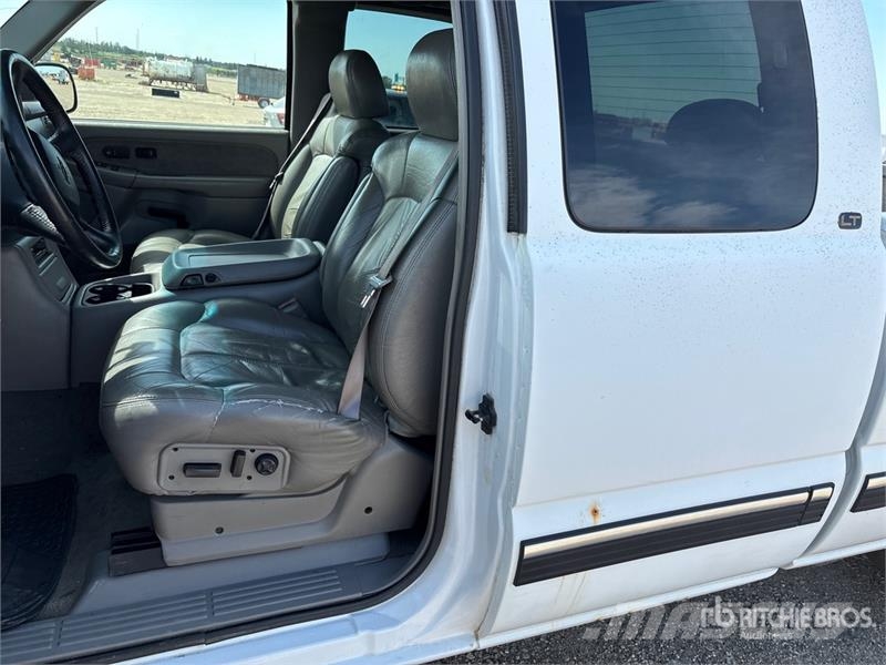Chevrolet Silverado 2500 LT 4x2 Extended Cab Pickup Kita