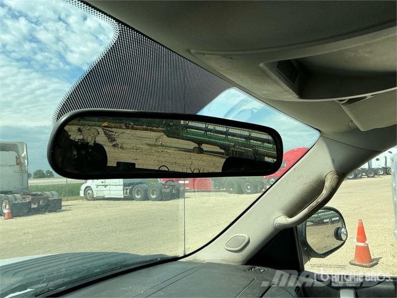 Chevrolet Silverado 2500HD 4x4 Extended Cab Cab and Chassis 캐빈 및 인테리어