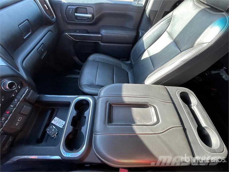 Chevrolet Silverado 2500HD LTZ 4x4 Crew Cab Pickup Egyéb
