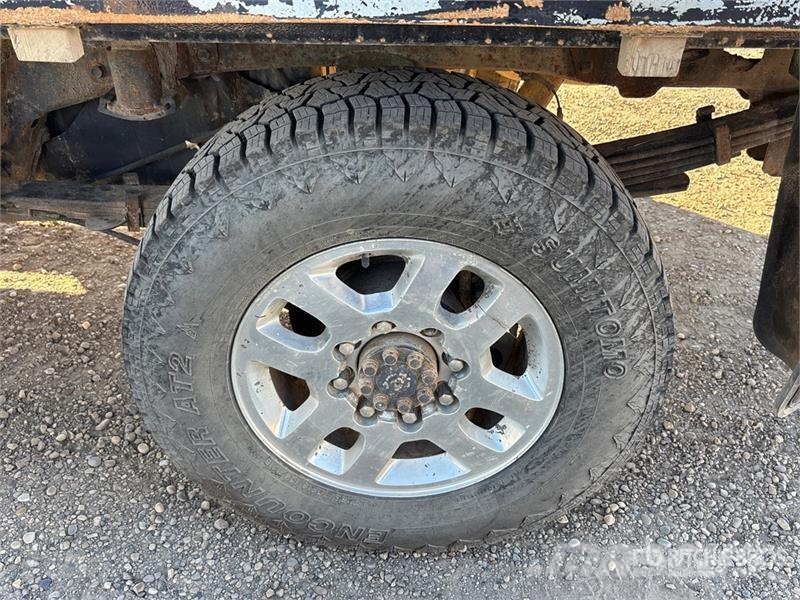 Chevrolet Silverado 3500HD Вантажівки-платформи/бокове розвантаження