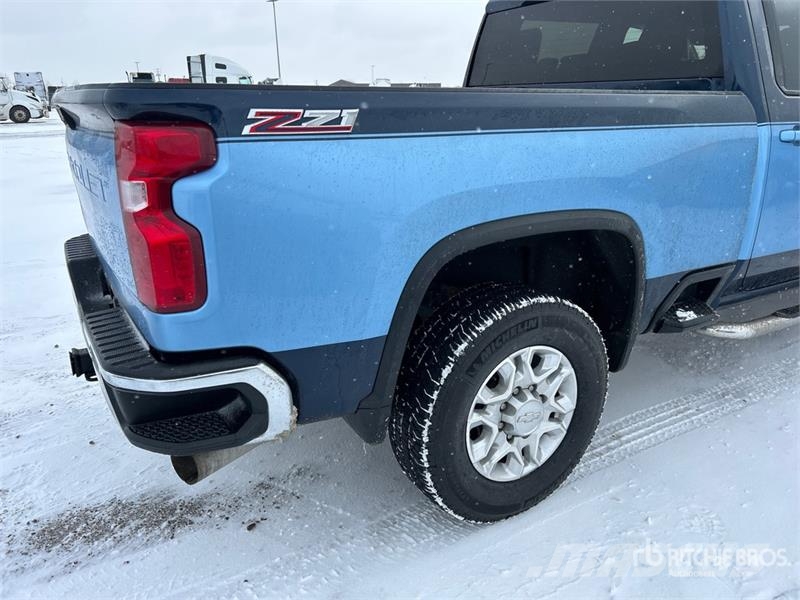 Chevrolet Silverado 3500HD Z71 4x4 Crew Cab Pickup Outro