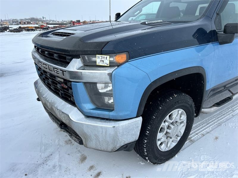 Chevrolet Silverado 3500HD Z71 4x4 Crew Cab Pickup Outro