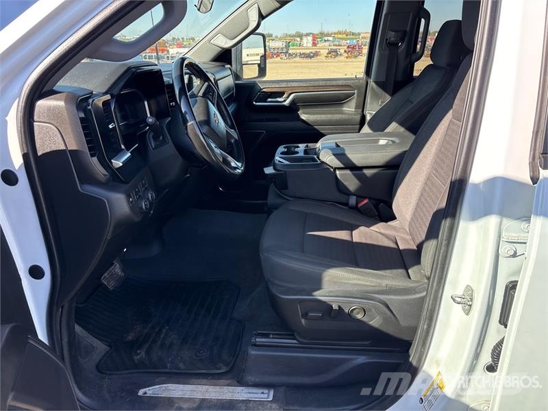 Chevrolet Silverado 3500HD 4x4 Crew Cab Pickup Övriga bilar