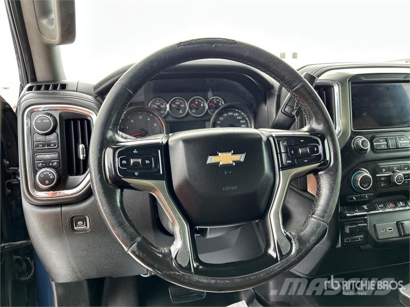 Chevrolet Silverado 3500HD Z71 4x4 Crew Cab Pickup Outro