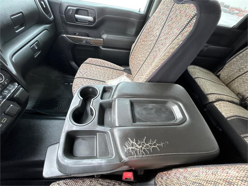 Chevrolet Silverado 3500HD Z71 4x4 Crew Cab Pickup Outro